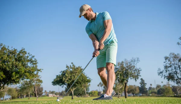 Jugador de golf masculino en el campo de golf profesional. retrato de golfista en gorra con palo de golf. — Foto de Stock