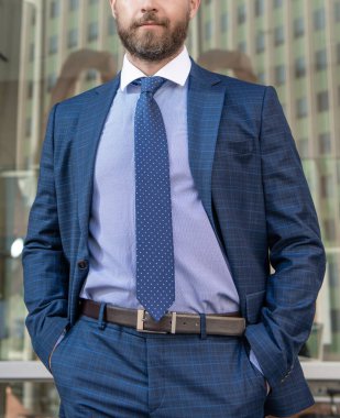 Ofis dışında yönetici olarak işe alındım. Erkek resmi moda. Kendinden emin patron.