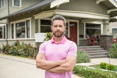 Sakallı adam emlakçı, ev satıyor ya da kiralıyor.