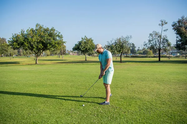 Portré golfozó sapkában golfütővel. Az emberek életstílusa. férfi játszik játék zöld fű. — Stock Fotó