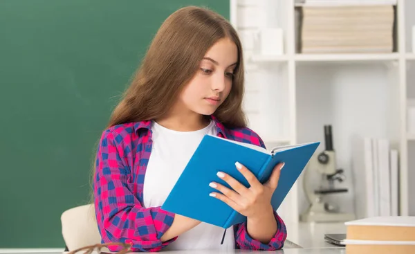 Educación moderna. En el instituto. colegiala con copybook. niño ocupado leer cuaderno. —  Fotos de Stock