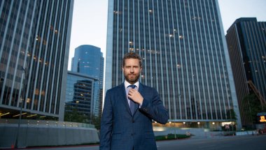 Takım elbiseli başarılı bir adam. Yönetici ofis dışında. erkek resmi moda