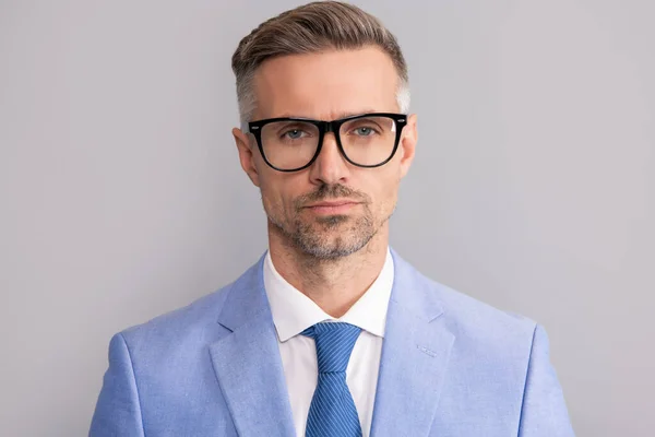 Cara de hombre de negocios maduro en chaqueta elegante y gafas graduadas sobre fondo gris, persona de negocios — Foto de Stock