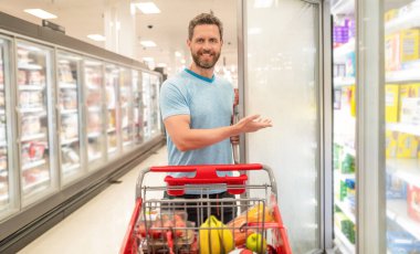 Alımlı müşteri tüketicisi. Marketteki adam. Marketten alışveriş yapan biri..