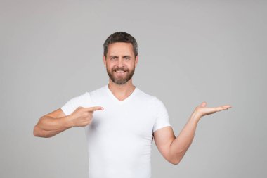 Reklamcıların her yerde. Ürünü sunuyorum. Buraya reklam koy, kopyalama alanı