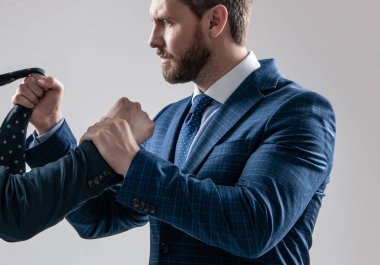 Profesyonel erkek ve erkek çalışan arasındaki fiziksel kavga gri arka plan, yüzleşme