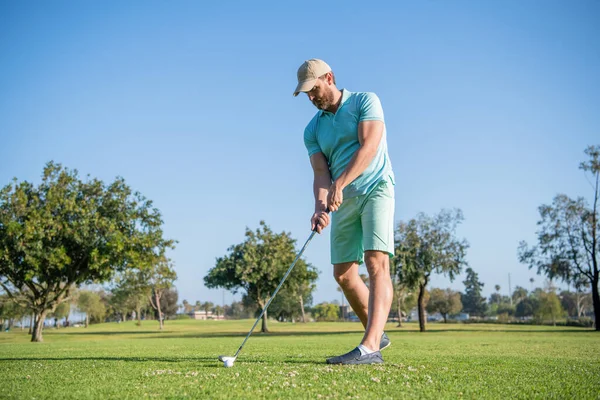 Portré golfozó sapkában golfütővel. Az emberek életstílusa. energikus férfi játék — Stock Fotó