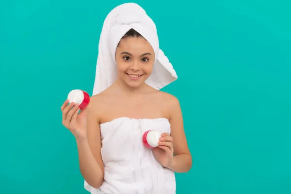 Reinigen schrobben. presentatie cosmetische product voor tiener. Het kind gebruikt gezichtscrème. gelukkig meisje — Stockfoto