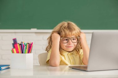 Online eğitim kavramı. Dizüstü bilgisayarlı gözlüklü inek çocuk. Eylül 1 e-öğrenim
