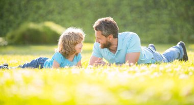 Mutlu baba ve oğul parkta eğleniyor. Aile değeri. çocukluk ve ebeveynlik.