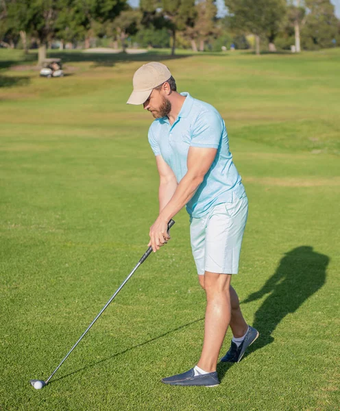 Dorosły mężczyzna golfista na profesjonalnym polu z zieloną trawą, golfista — Zdjęcie stockowe