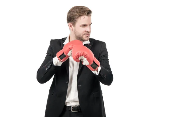 Hombre de negocios serio usar traje formal y guantes de pelea de boxeo, lucha — Foto de Stock