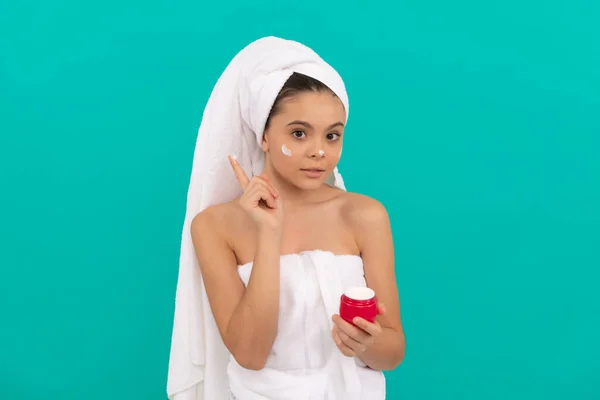 Mooi kind in bad toren aanbrengen gezicht crème, tiener schoonheid — Stockfoto