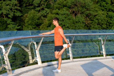 Esneme kasları esnek tutar. Sporcu bileğini eliyle kavrıyor. Statik gerinme