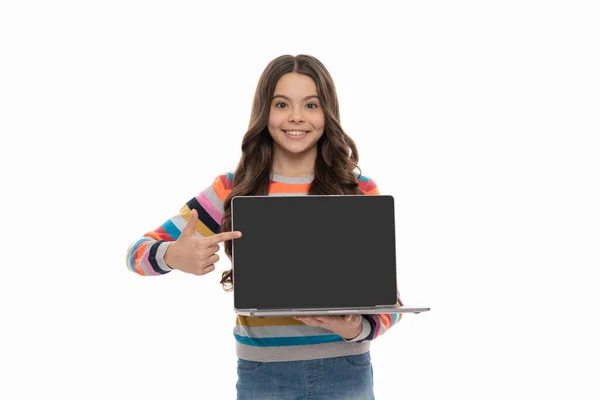 Wskazuję palcem. szczęśliwe dziecko prezentuje produkt. prezentacja szkolna na komputerze. — Zdjęcie stockowe