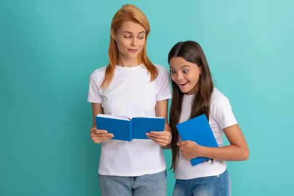 Prive leraar en nieuwsgierig kind lezen boek, september — Stockfoto