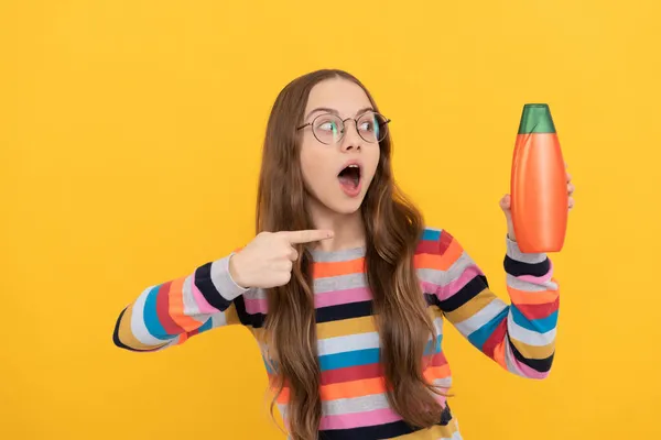 Kind mit Haarspülung. tägliche Gewohnheiten und persönliche Pflege. Hautpflege Schönheit. — Stockfoto