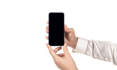 Beyaz arkaplanda izole edilmiş ekran kopyalama alanı olan telefon sunumu ürünü sunar