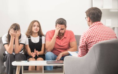 Çocuklu aileler sosyal hizmetlilerle konuşur. Anne, baba ve kızı. hayat sigortası ve evlat edinme