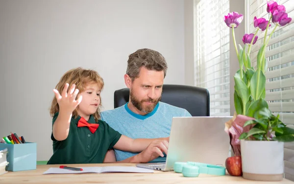 Padre barbudo o escuela tutor privado enseñanza niño hijo con portátil moderno, e-learning — Foto de Stock