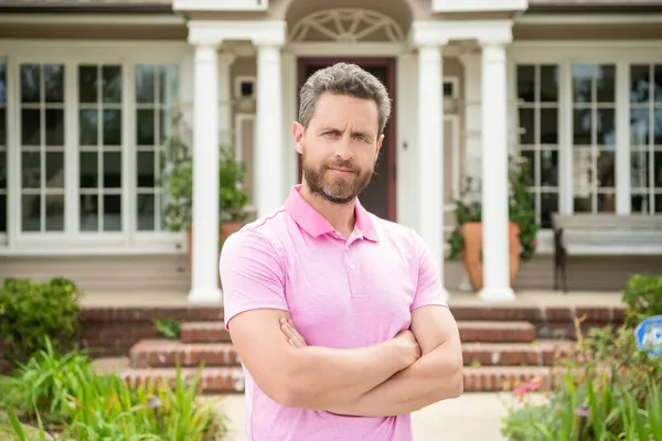 Bearded man realtor selling or renting house, mortgage — Stock Photo, Image