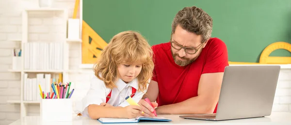Otec a syn používají moderní komunikační techniku ve třídě. rodinný blog. — Stock fotografie