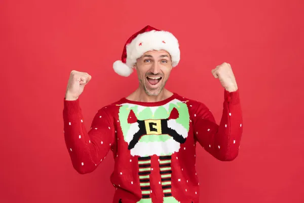 Ganador anunciado. Feliz hombre santo. Elfo de Navidad gritar haciendo gesto ganador. Feliz Navidad. —  Fotos de Stock