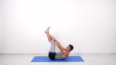 Spor etkinliği ve spor paspası üzerinde altı paket egzersiz yapan kaslı sporcu