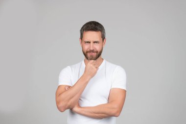 Ne düşünüyorsam oyum. Düşünceli bir adam, gri bir geçmişi var. Ciddi adam çene okşamayı düşünüyor. Her gün düşünüyorum.