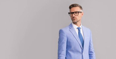 Göz sağlığı için vizyon düzeltmesi. Optik göz merceği. Adam inek gibi görünüyor. kendine güvenen iş adamı