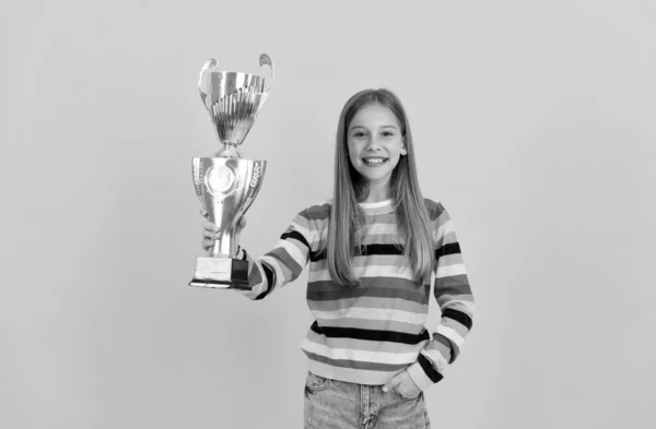 Mutlu çocuk altın kupayı tut. Başarı ödülü. Okul başarısını kutluyoruz.. — Stok fotoğraf