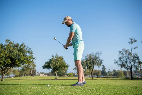Jugador de golf masculino de longitud completa en campo profesional con césped verde, golf — Foto de Stock
