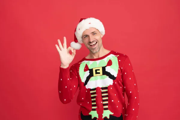 Santa dice OK. Sonrisa de elfo navideño mostrando gesto de anillo. Feliz Navidad. Feliz año nuevo —  Fotos de Stock