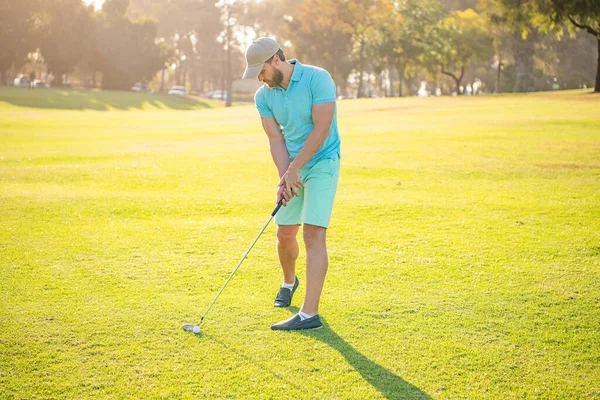 Sport professionnel en plein air. joueur de golf masculin sur un terrain de golf professionnel. — Photo