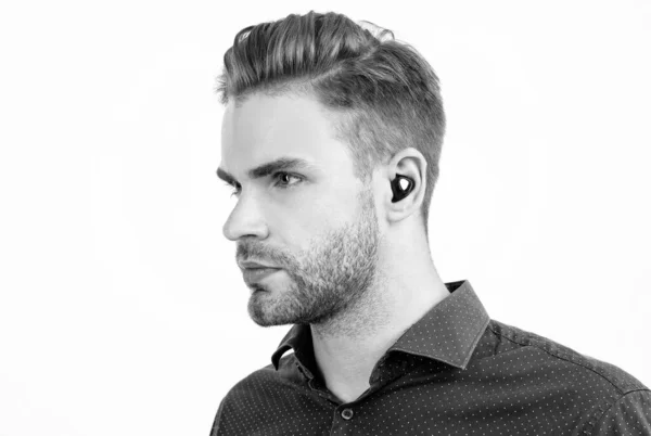 Pohledný neoholený muž s bezdrátovými bluetooth sluchátky izolované na bílé, bluetooth technologie — Stock fotografie