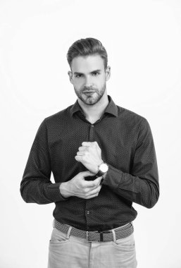 Şık saçlı yakışıklı bir adam kol saati takıyor, beyaz, moda aksesuarları takıyor.