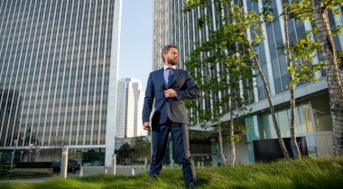 Modern kablosuz bilgisayarı olan patron. Ofis dışında ciddi bir iş adamı. iş başarısı.