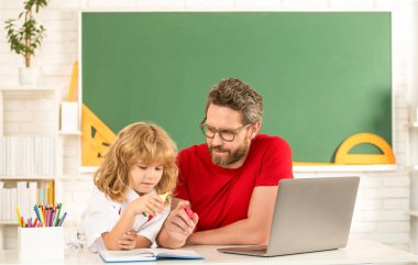 Meşgul çocuk özel öğretmenle ders çalışıyor. Webinar video dersi. dizüstü bilgisayarda online eğitim.