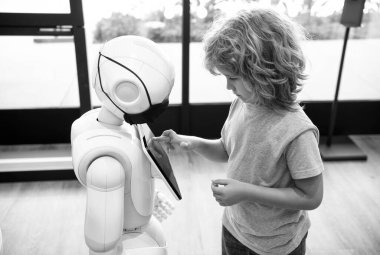 akıllı küçük çocuk robot asistan teknolojisiyle modern eğitim ve robot bilimi için iletişim kuruyor.