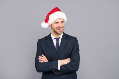 Takım elbiseli iş adamı ve Noel Baba şapkası. Xmas şirket partisi. Mutlu iş adamı