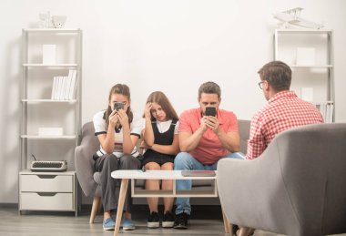 Telefon bağımlısı bir çocuk, anne ve babası psikolog problemleri çözüyor.