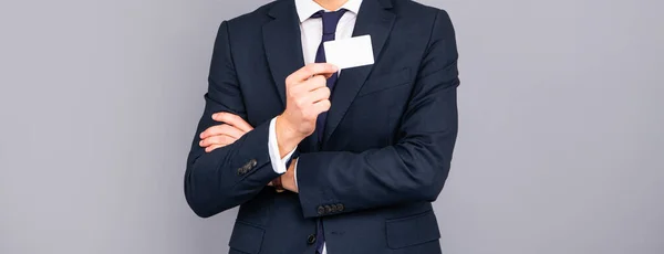 Hombre recortado en traje mostrando tarjeta de visita con espacio para copias, póngase en contacto conmigo —  Fotos de Stock