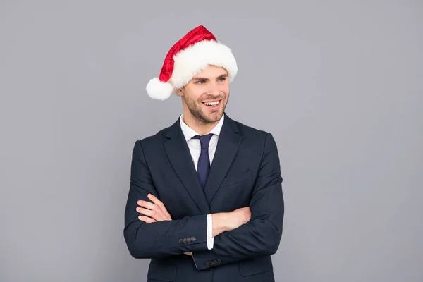 Biznesmen w garniturze i kapelusz Świętego Mikołaja. Impreza świąteczna. szczęśliwy biznesmen — Zdjęcie stockowe