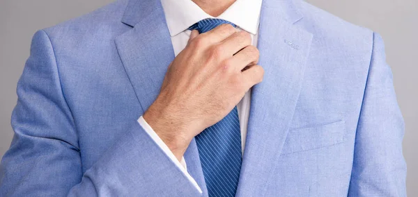 Succès commercial. costume et cravate d'affaires. hommes garde-robe et le style. — Photo