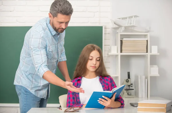 Vader en tienermeisje studeren. Privé leraar en kind hebben een copybook. gezinshulp. — Stockfoto