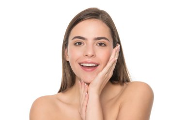 Omuzları çıplak genç bir kız. Mutlu kadın portresi beyaza izole edilmiş..