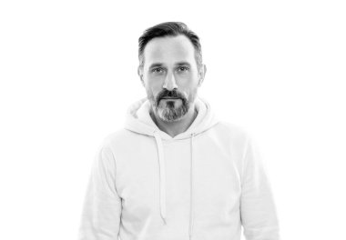 Kapüşonlu bıyıklı, sakallı, yakışıklı, olgun bir adam.