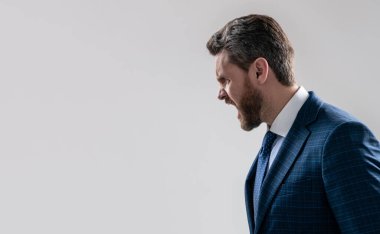 Bu beni deli ediyor. İş adamı deli gibi bağırıyor. Profesyonel adam bağırmaya devam et. Kızgın yönetmen.