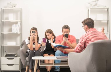 Telefon bağımlısı bir çocuk, anne ve babası psikolog sorunları çözüyor, bağımlılık yapıyor.