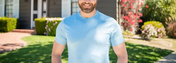 Cropped man standing on background of house, ownership — Stock Photo, Image